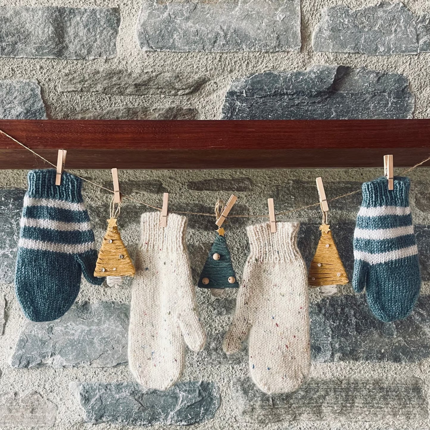 Pattern | Kiniki Knits | Lunchtime Mittens and Beanie